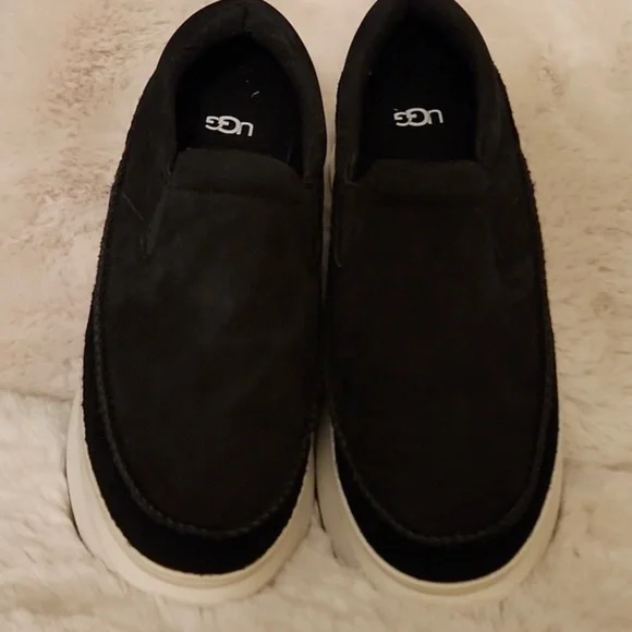 NWOB Black Suede Platform Slip On Uggs-Size 10​​​​​​​ - Picture 2 of 4